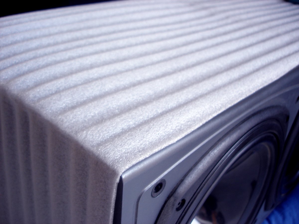 Protective foam packaging fitted on an audio speaker